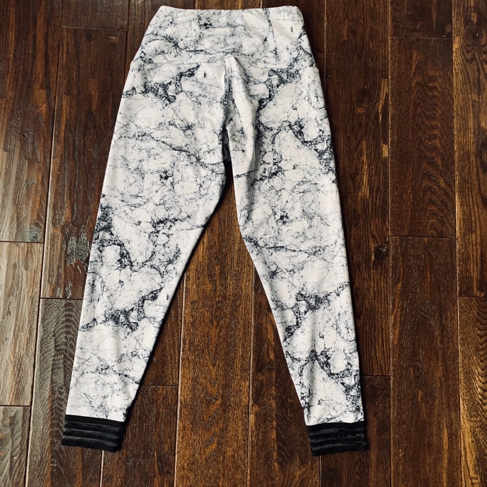 ONZIE Ritz Yoga Midi-Capri 🤩 - Picture 4 of 7